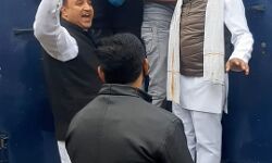 पुलिस सपा जिलाध्यक्ष सहित कार्यकताओं को गिरफ्तार कर ले गई पुलिस लाईन