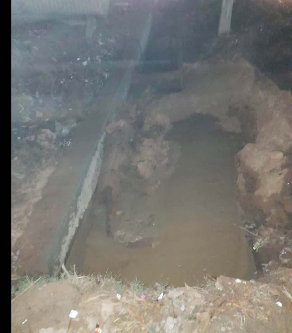 गैस पाइप के प्रेशर से सड़क फटने से ग्रामीणो का हंगामा