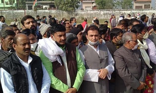 रालोद ने पुष्प चढ़ाकर शहीद विकास सिंघल को दी श्रद्धांजलि