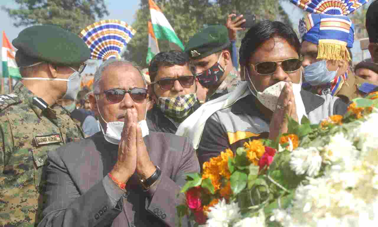 शहीद कमांडेंट विकास सिंघल को सपाईयों ने दी श्रद्धाजंलि