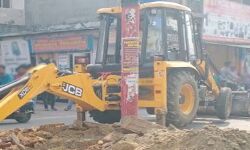 शिकायतकर्ताओं के घर पहुंचने से पहले ही अतिक्रमण हटाने पहुंच गई जेसीबी शिकायतकर्ताओं के घर पहुंचने से पहले ही अतिक्रमण हटाने पहुंच गई जेसीबी