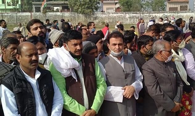 रालोद ने पुष्प चढ़ाकर शहीद विकास सिंघल को दी श्रद्धांजलि