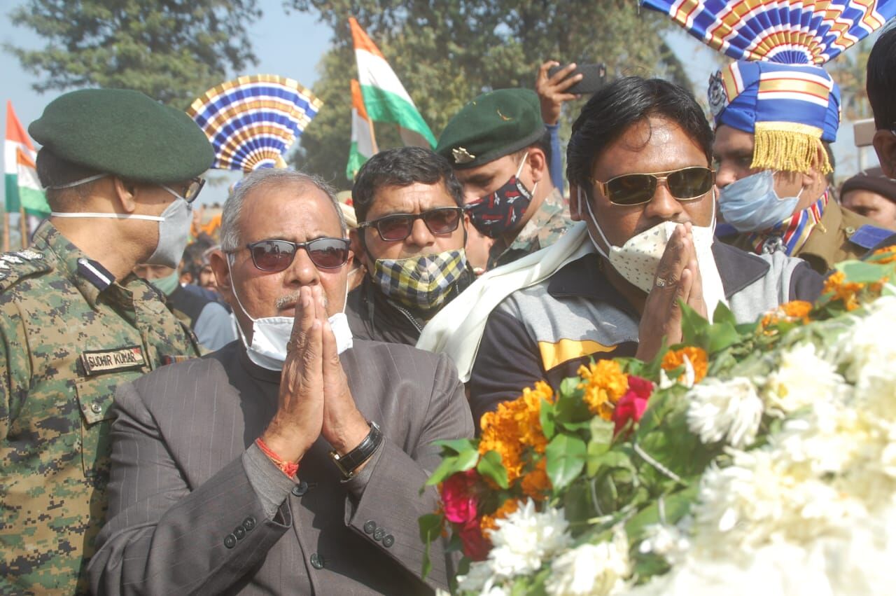 शहीद कमांडेंट विकास सिंघल को सपाईयों ने दी श्रद्धाजंलि