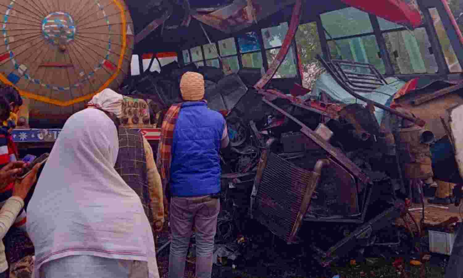 बस और टैंकर का हुआ एक्सीडेंट- 7 की मौत
