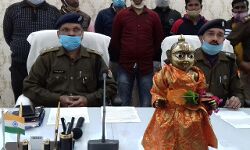 चोरी हुई 10 करोेेड की मूर्ति के साथ दोे गिरफ्तार चोरी हुई 10 करोेेड की मूर्ति के साथ दोे गिरफ्तार