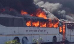 रोडवेज की तीन लग्जरी बसों में लगी आग, बडा हादसा टला रोडवेज की तीन लग्जरी बसों में लगी आग, बडा हादसा टला