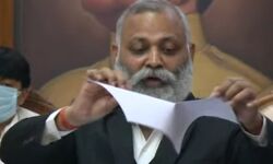 आप विधायकों का हंगामा, फाड़ी कृषि कानून बिलों की प्रतियां आप विधायकों का हंगामा, फाड़ी कृषि कानून बिलों की प्रतियां