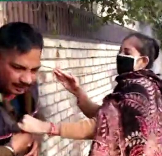 होमगार्ड जवान को महिला ने कूटा, मांगनी पड़ी माफी होमगार्ड जवान को महिला ने कूटा, मांगनी पड़ी माफी