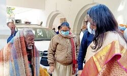 DM बनी बुजुर्ग का सहारा- समस्या का समाधान कर दिया कम्बल