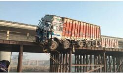 पुल की रेलिंग तोड़कर हवा में झूला ट्रक- जानिये फिर क्या हुआ पुल की रेलिंग तोड़कर हवा में झूला ट्रक- जानिये फिर क्या हुआ