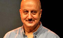 अभिनेता अनुपम खेर ने चायवाले से की बात अभिनेता अनुपम खेर ने चायवाले से की बात