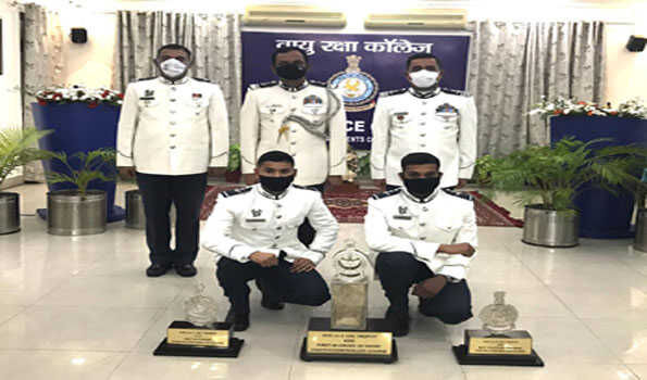 16 अफसरों को मिला फाइटर कंट्रोलर बैज 16 अफसरों को मिला फाइटर कंट्रोलर बैज