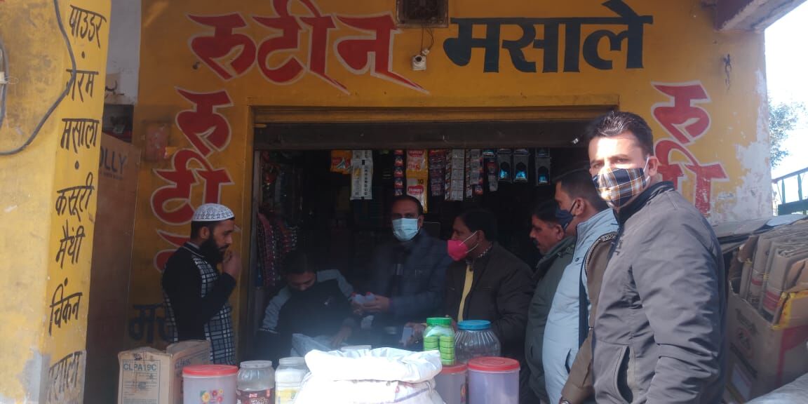 किराना स्टोर से भारी मात्रा में प्रतिबंधित ऑक्सीटॉसिन इंजेक्शन बरामद किराना स्टोर से भारी मात्रा में प्रतिबंधित ऑक्सीटॉसिन इंजेक्शन बरामद