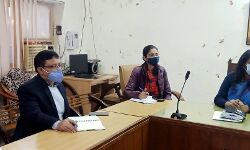 मीटिंग में नाराज दिखी DM- अफसरों को लगाई फटकार मीटिंग में नाराज दिखी DM- अफसरों को लगाई फटकार