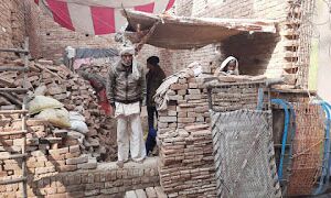 दोनों पुत्र खोकर खुले आसमान के नीचे रात गुजारने को मजबूर वृद्ध दम्पत्ति