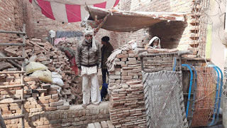 दोनों पुत्र खोकर खुले आसमान के नीचे रात गुजारने को मजबूर वृद्ध दम्पत्ति