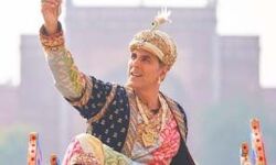 खिलाडी हाथ में गुलाब लेकर ताजमहल के सामने आए नजर, देखें फोटो