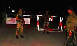 मुठभेड़ के दौरान लश्कर के दो आतंकवादियों का आत्मसमर्पण मुठभेड़ के दौरान लश्कर के दो आतंकवादियों का आत्मसमर्पण