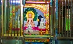 जैन मंदिर में घुसे चोर लाखों की चोरी कर फरार जैन मंदिर में घुसे चोर लाखों की चोरी कर फरार