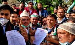 थाली व ताली बजाकर सांसद के घर पहुंचे कांग्रेसी