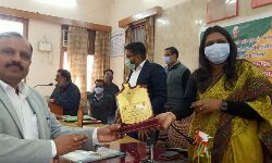 DM ने उत्कृष्ट उत्पादन करने वाले किसानो को किया सम्मानित DM ने उत्कृष्ट उत्पादन करने वाले किसानो को किया सम्मानित