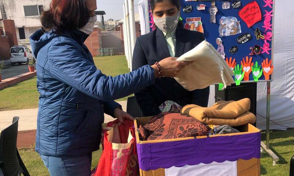 गरीबों की मदद के लिए स्कूल ने आगे बढ़ायें अपने हाथ