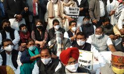 कांग्रेसियों के साथ हिरासत में ली गई प्रियंका गांधी दस मिनट बाद ही रिहा कांग्रेसियों के साथ हिरासत में ली गई प्रियंका गांधी दस मिनट बाद ही रिहा