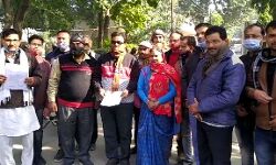 स्कूल खोलने की मांग को लेकर धरना प्रदर्शन पर उतरे प्रबंधक स्कूल खोलने की मांग को लेकर धरना प्रदर्शन पर उतरे प्रबंधक