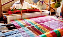 यूपी की अर्थव्यवस्था में हथकरघा उद्योग का है महत्वपूर्ण स्थान यूपी की अर्थव्यवस्था में हथकरघा उद्योग का है महत्वपूर्ण स्थान