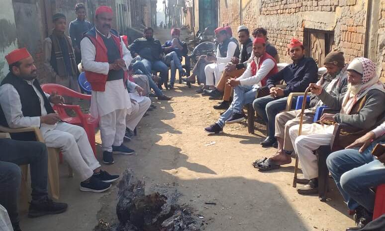 घेरा बनाकर सपा ने लगाई किसानों की चौपाल