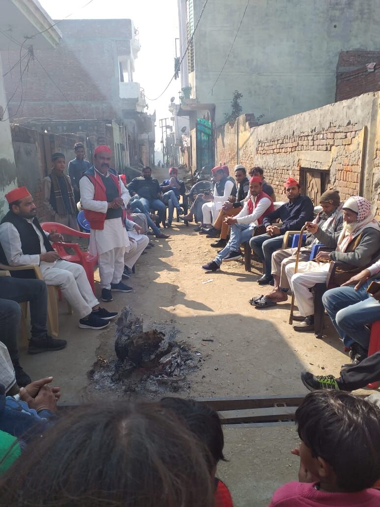 घेरा बनाकर सपा ने लगाई किसानों की चौपाल घेरा बनाकर सपा ने लगाई किसानों की चौपाल