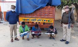 मुठभेड़ में 3 पशु चोर गिरफ्तार, चोरी का ट्रक बरामद मुठभेड़ में 3 पशु चोर गिरफ्तार, चोरी का ट्रक बरामद