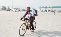 किसानों का हौसला बढ़ाने साइकिल पर निकली गोल्ड मेडलिस्ट बलजीत