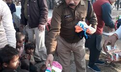 ठंड से बचाने को ASP ने बच्चों को बांटी कैप व लोअर