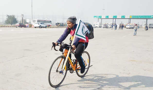 किसानों का हौसला बढ़ाने साइकिल पर निकली गोल्ड मेडलिस्ट बलजीत