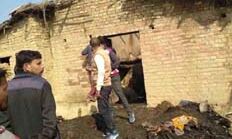 अलाव की चिंगारी से घर में लगी आग, जिंदा जली मां और तीन बच्चे