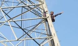 सुसाइड नोट लिखकर टॉवर पर चढ़ा किसान, अफसरों के फूले हाथ-पांव सुसाइड नोट लिखकर टॉवर पर चढ़ा किसान, अफसरों के फूले हाथ-पांव