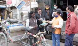 लोकतंत्र के चौथे स्तम्भ ने जरूरतमंदों को बांटे वस्त्र लोकतंत्र के चौथे स्तम्भ ने जरूरतमंदों को बांटे वस्त्र