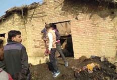 अलाव की चिंगारी से घर में लगी आग, जिंदा जली मां और तीन बच्चे अलाव की चिंगारी से घर में लगी आग, जिंदा जली मां और तीन बच्चे