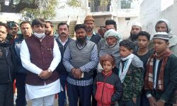 समाजसेवी ने दी पीड़ित परिवार को सांत्वना समाजसेवी ने दी पीड़ित परिवार को सांत्वना