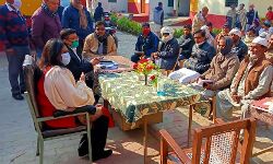 DM ने बागोवाली में हुई खुली बैठक में ग्रामीणों से किया सीधा संवाद DM ने बागोवाली में हुई खुली बैठक में ग्रामीणों से किया सीधा संवाद