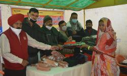 व्यापारी संगठन ने गर्म वस्त्र बांटकर बंदियों को राहत पहुंचाई