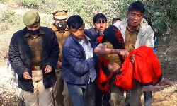 जान पर खेलकर पुलिस ने डूब रही महिला को बचाया