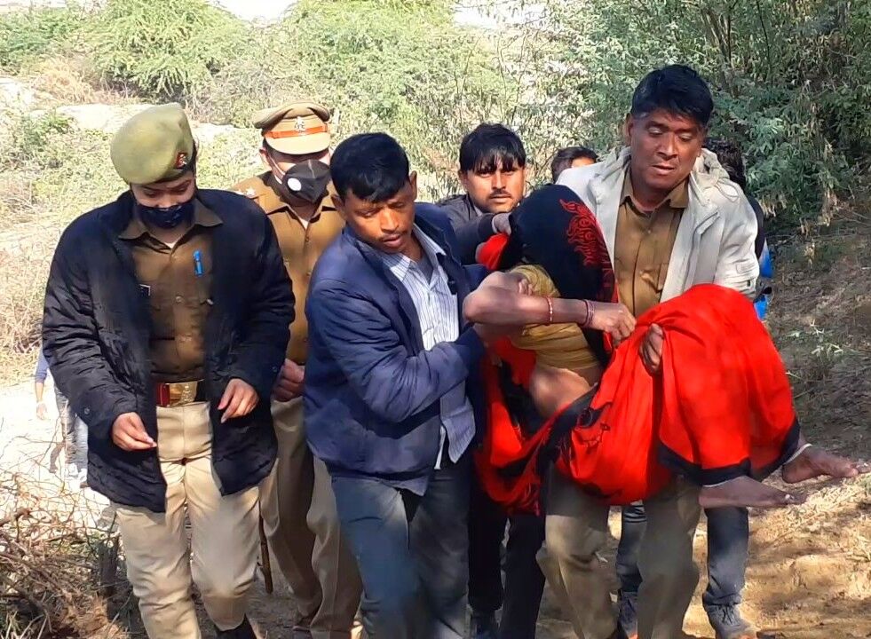 जान पर खेलकर पुलिस ने डूब रही महिला को बचाया