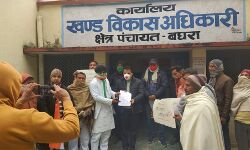 कांग्रेसियों ने मतदाता सूचियों को लेकर काटा हंगामा-दिया ज्ञापन