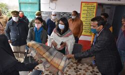 DM ने किया भ्रमण- व्यक्तियों को बांटे कम्बल DM ने किया भ्रमण- व्यक्तियों को बांटे कम्बल