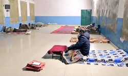 सर्द रात में DM अजय शंकर पांडेय ने लगाया रैन बसेरे में अपना दफ़्तर सर्द रात में DM अजय शंकर पांडेय ने लगाया रैन बसेरे में अपना दफ़्तर