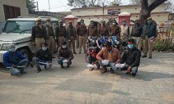 चोरी की कार समेत 6 वाहन चोर गिरफ्तार चोरी की कार समेत 6 वाहन चोर गिरफ्तार