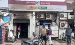 बैंक में लगी आग से लाखों का सामान हुआ खाक बैंक में लगी आग से लाखों का सामान हुआ खाक