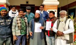 स्टैंड तोड़े जाने से नाराज रिक्शा चालकों ने नगर निगम कार्यालय का किया घेराव